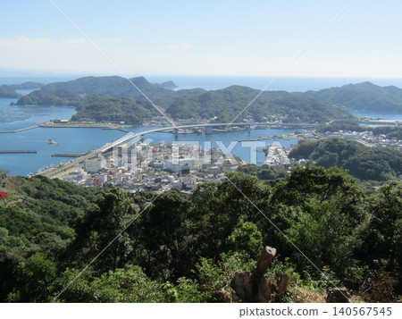 從熊本縣天草市牛深町富山水泉公園看到的全長 883 公尺的牛深海屋橋。 從熊本縣天草市牛深町富山水泉公園看到的全長 883 公尺的牛深海屋橋。 140567545