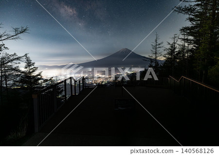 從神道峠眺望富士山與銀河 從神道峠眺望富士山與銀河 140568126