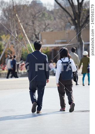 一對年輕情侶在春日的名城公園漫步。 一對年輕情侶在春日的名城公園漫步。 140568179