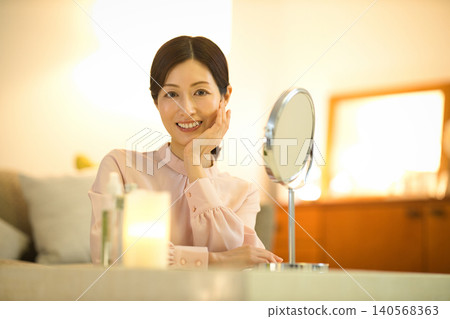 中年女性進行夜間護膚程序 中年女性進行夜間護膚程序 140568363