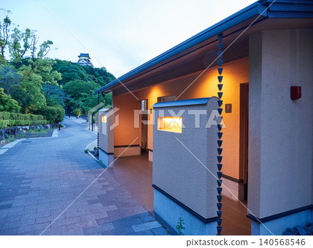 初夏傍晚,從木曾川沿岸眺望犬山城和廁所。 初夏傍晚,從木曾川沿岸眺望犬山城和廁所。 140568546