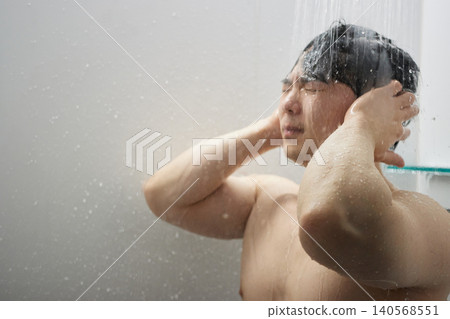 二十多歲的男人在洗澡 二十多歲的男人在洗澡 140568551