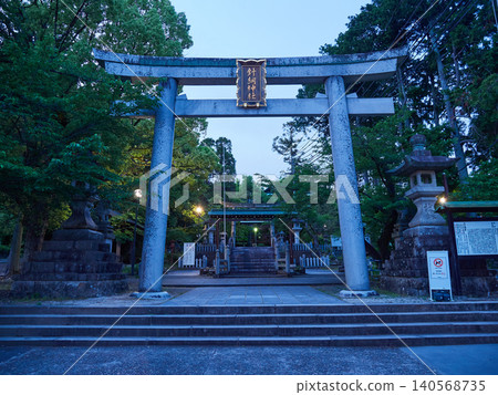 初夏傍晚,犬山市熱門旅遊景點哈里綱神社的景色。 初夏傍晚,犬山市熱門旅遊景點哈里綱神社的景色。 140568735