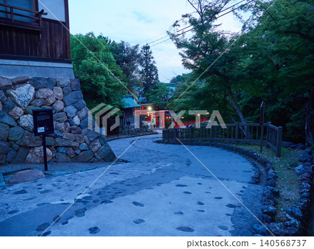 初夏傍晚,從這裡可以看到犬山市熱門旅遊景點犬山城內的三光稻荷神社。 初夏傍晚,從這裡可以看到犬山市熱門旅遊景點犬山城內的三光稻荷神社。 140568737