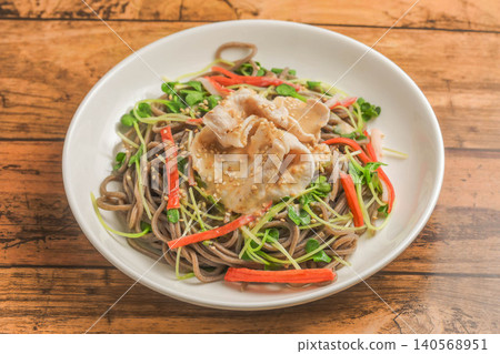 冷蕎麥麵配薄切豬肉 140568951