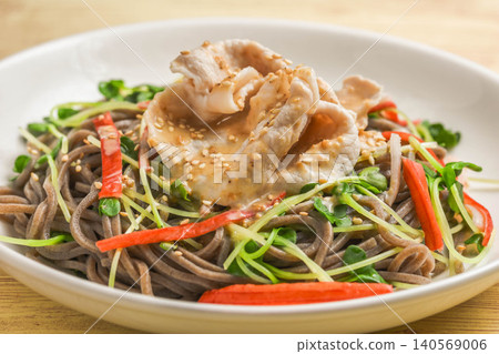 冷蕎麥麵配薄切豬肉 140569006