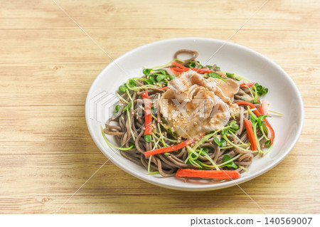 冷蕎麥麵配薄切豬肉 140569007