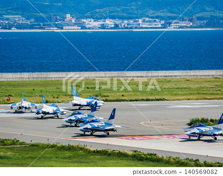 藍色脈衝關西機場滑行 藍色脈衝關西機場滑行 140569082