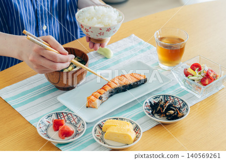 Hand of young woman eating breakfast 140569261