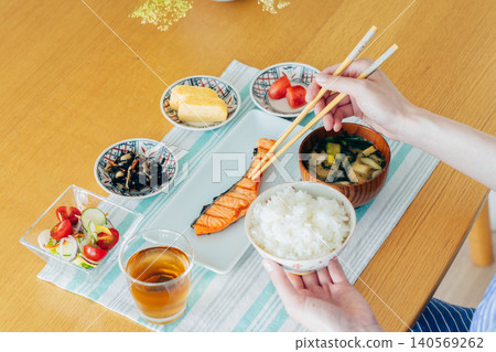 Hand of young woman eating breakfast 140569262