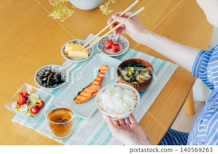 Hand of young woman eating breakfast 140569263