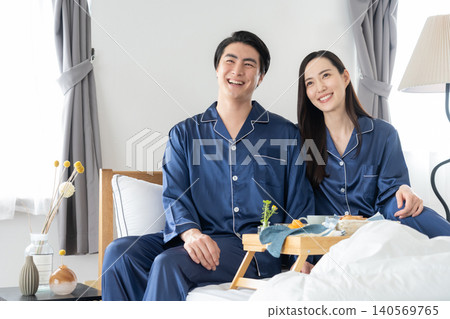 一對中年夫婦在臥室放鬆休息。 140569765