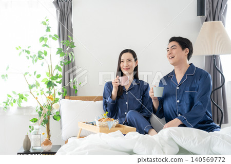 一對中年夫婦在臥室放鬆休息。 140569772