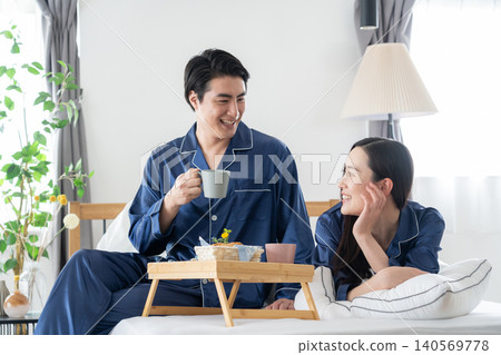 一對中年夫婦在臥室放鬆休息。 140569778