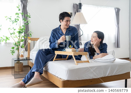 一對中年夫婦在臥室放鬆休息。 140569779