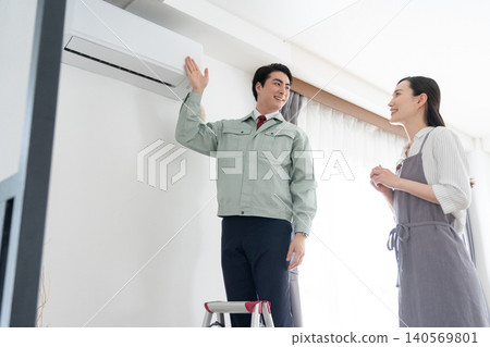 一位家庭主婦和一位建築工人正在討論裝修計畫。 140569801