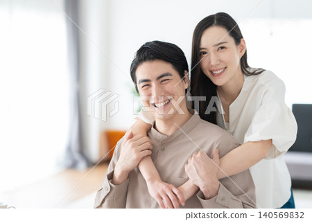 一對中年夫婦在客廳裡放鬆 140569832