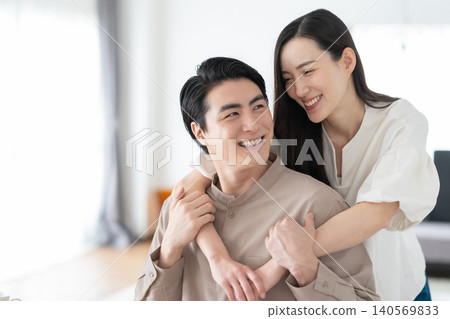 一對中年夫婦在客廳裡放鬆 140569833