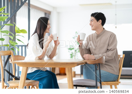 一對中年夫婦在客廳裡放鬆 140569834