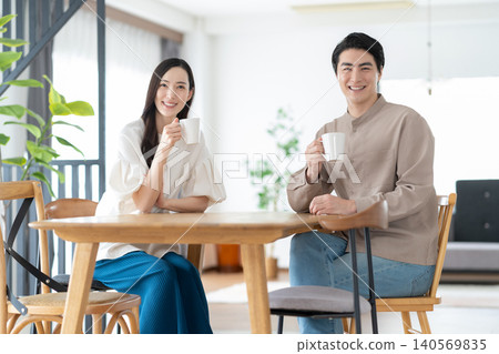 一對中年夫婦在客廳裡放鬆 140569835