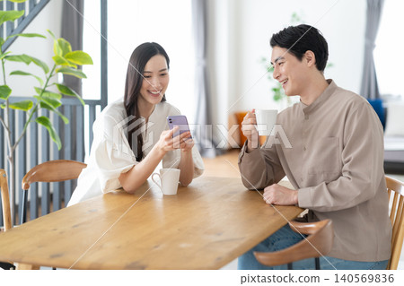 一對中年夫婦在客廳裡放鬆 140569836