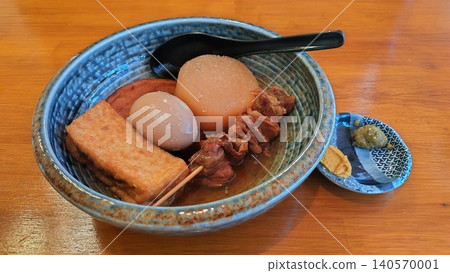 A platter of Tottori Prefecture's local specialty, "Beef Bone Oden," featuring a rich and flavorful beef bone broth. 140570001