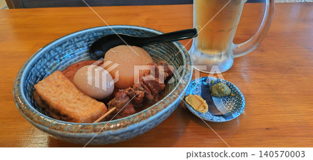 套餐包含鳥取縣當地特色菜「牛骨關東煮」(一種用牛骨湯燉製的菜餚)和冰鎮生啤酒,非常適合在居酒屋(日式酒吧)享用。 套餐包含鳥取縣當地特色菜「牛骨關東煮」(一種用牛骨湯燉製的菜餚)和冰鎮生啤酒,非常適合在居酒屋(日式酒吧)享用。 140570003