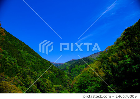 從山脈上可以看到藍天 140570009