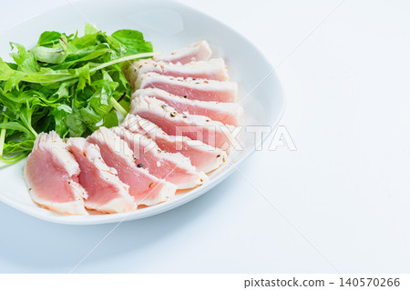 鮮嫩的鮪魚排配嫩葉蔬菜。 鮮嫩的鮪魚排配嫩葉蔬菜。 140570266