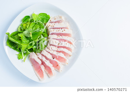 鮮嫩的鮪魚排配嫩葉蔬菜。 鮮嫩的鮪魚排配嫩葉蔬菜。 140570271