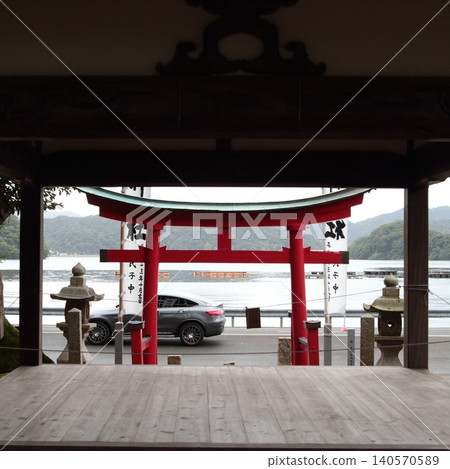 紅色牌坊門和海 紅色牌坊門和海 140570589