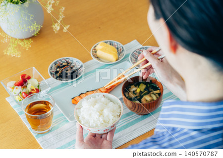 Hand of young woman eating breakfast 140570787