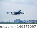 一架巨型噴射客機開始起飛，飛往海外。 140571097
