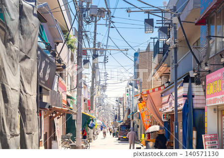 東京三大銀座購物街之一:砂町銀座商店街,散發著令人懷舊的昭和時代氣息。 東京三大銀座購物街之一:砂町銀座商店街,散發著令人懷舊的昭和時代氣息。 140571130