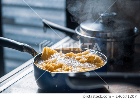 [#Food] Mochi pouches being prepared 140571207