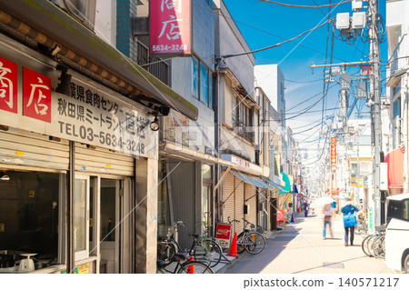 東京三大銀座購物街之一:砂町銀座商店街,散發著令人懷舊的昭和時代氣息。 東京三大銀座購物街之一:砂町銀座商店街,散發著令人懷舊的昭和時代氣息。 140571217