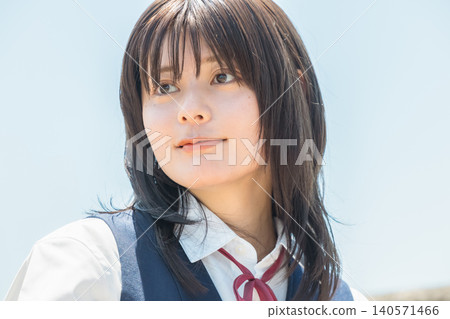 藍天和身穿制服的高中女生 140571466
