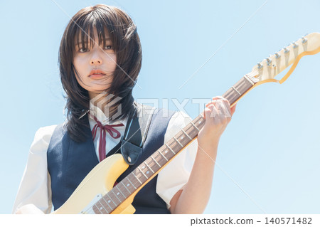 彈吉他的學校女孩 140571482