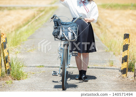騎自行車上學的女學生 騎自行車上學的女學生 140571494