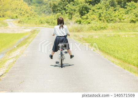 一名高中女生騎自行車的背影 140571509