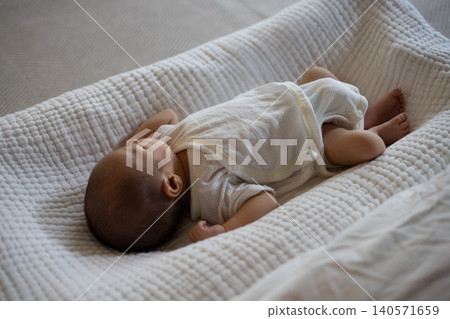 熟睡的嬰兒(新生兒) 熟睡的嬰兒(新生兒) 140571659