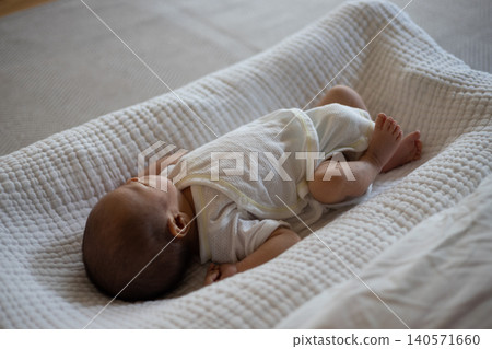 熟睡的嬰兒(新生兒) 熟睡的嬰兒(新生兒) 140571660