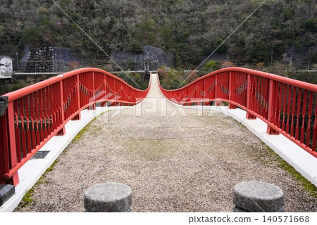 夢懸索橋,以其美麗的鮮紅色欄桿而聞名,是廣島縣的一座懸索橋。 夢懸索橋,以其美麗的鮮紅色欄桿而聞名,是廣島縣的一座懸索橋。 140571668