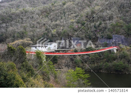 夢懸索橋,以其美麗的鮮紅色欄桿而聞名,是廣島縣的一座懸索橋。 夢懸索橋,以其美麗的鮮紅色欄桿而聞名,是廣島縣的一座懸索橋。 140571814