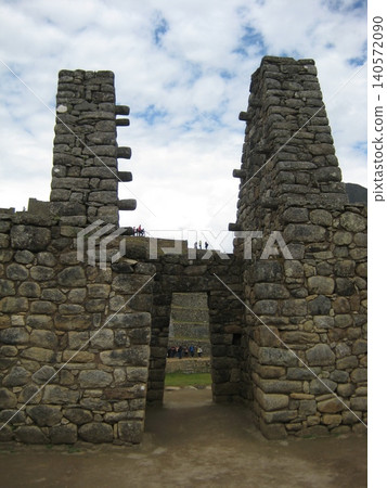 The elaborate stonework remains of dwellings at the Machu Picchu ruins 140572090