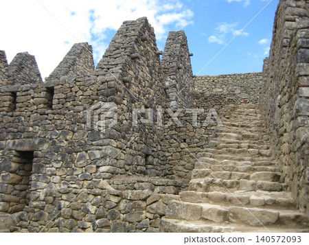 馬丘比丘遺址的房屋遺跡,沿著山坡一直延伸。 馬丘比丘遺址的房屋遺跡,沿著山坡一直延伸。 140572093