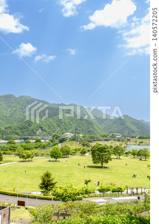 神奈川縣相川町宮瀨湖濱公園及其草坪在初夏時的景色 神奈川縣相川町宮瀨湖濱公園及其草坪在初夏時的景色 140572205