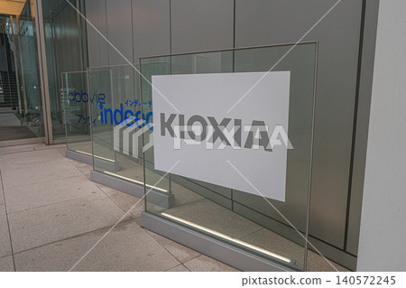 Kioxia 總部玻璃招牌和外國公司標誌招牌 [東京都港區芝浦] 140572245
