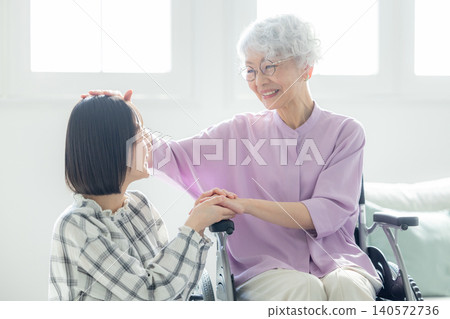 孫子/孫女到醫院探望祖母 140572736