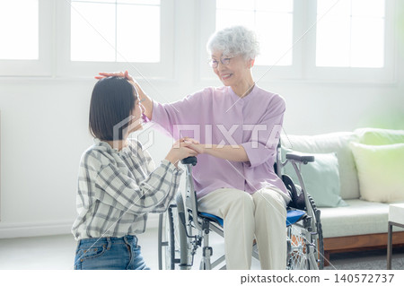 孫子/孫女到醫院探望祖母 140572737
